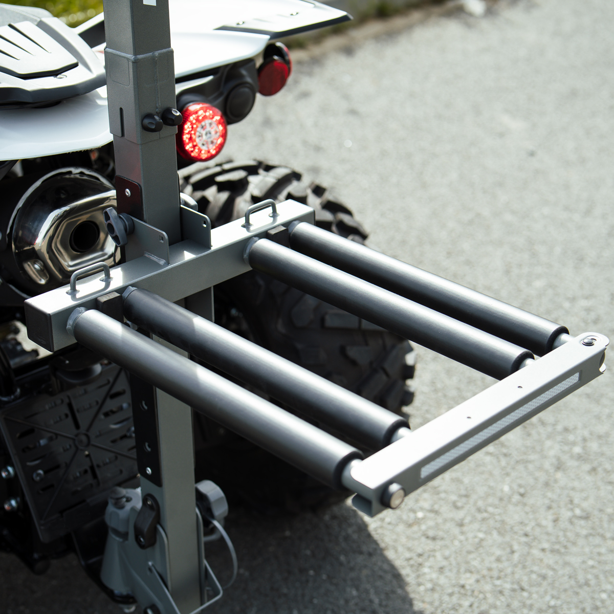 Nosič lyží na tažné zařízení SHARK Ski Rack